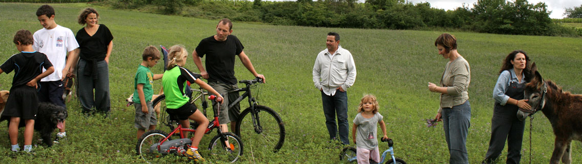 à bicyclette sur la vélo route de la Baïse devant le chateau de herrebouc