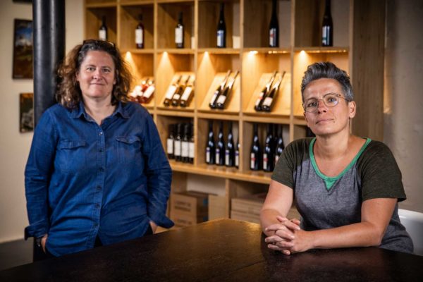 Carine & Hélène dans le nouveau caveau de ventes du domaine bio de Herrebouc