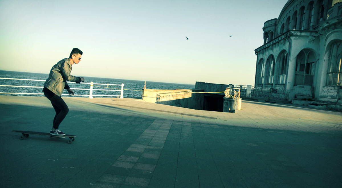 constanta-skate photo de l'exposition constanta du collectif Vertige, skater en bord de mer
