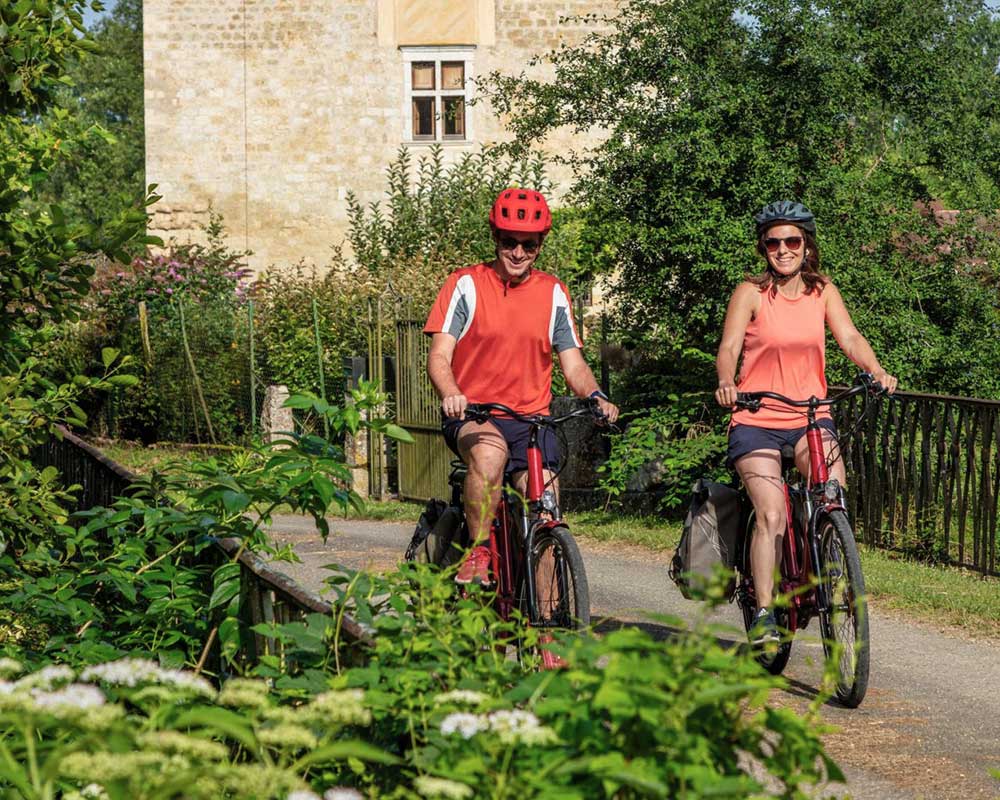 velo-herrebouc-ot-auch à bicyclette sur la vélo route de la Baïse devant le chateau de herrebouc