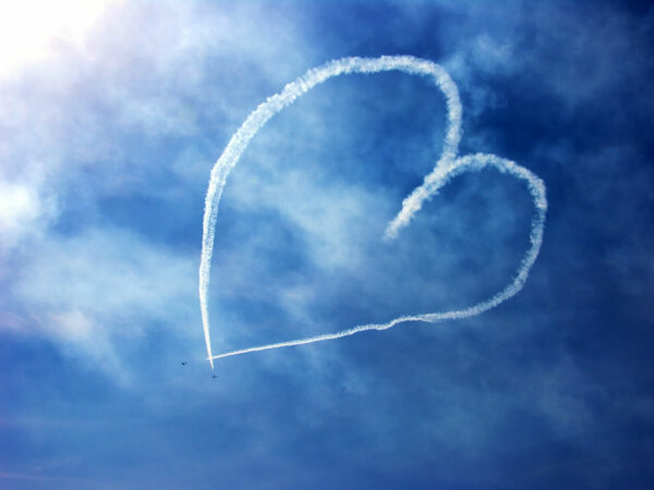 Coeur en nuage dans le ciel